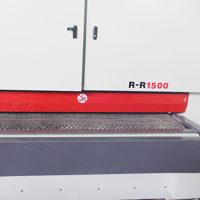 เครื่องขัดโลหะแบนอัตโนมัติขนาด 1500 มม. PLC Core พร้อมสายพานปรับได้