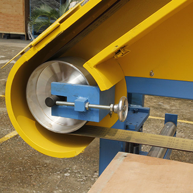 3 มุม Workbench ทนทาน Hairline การเคลือบเครื่องกระดาษชนิดโลหะชนิด Abrasive เข็มขัด Sanding เครื่อง